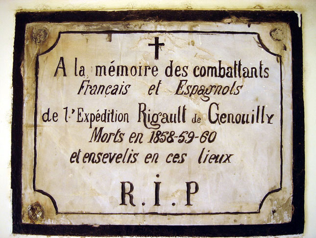 Chữ R.I.P trên bia đá trong nhà nguyện ở khu nghĩa địa Pháp – Tây Ban Nha trên bán đảo Sơn Trà. Ảnh: V.T.L