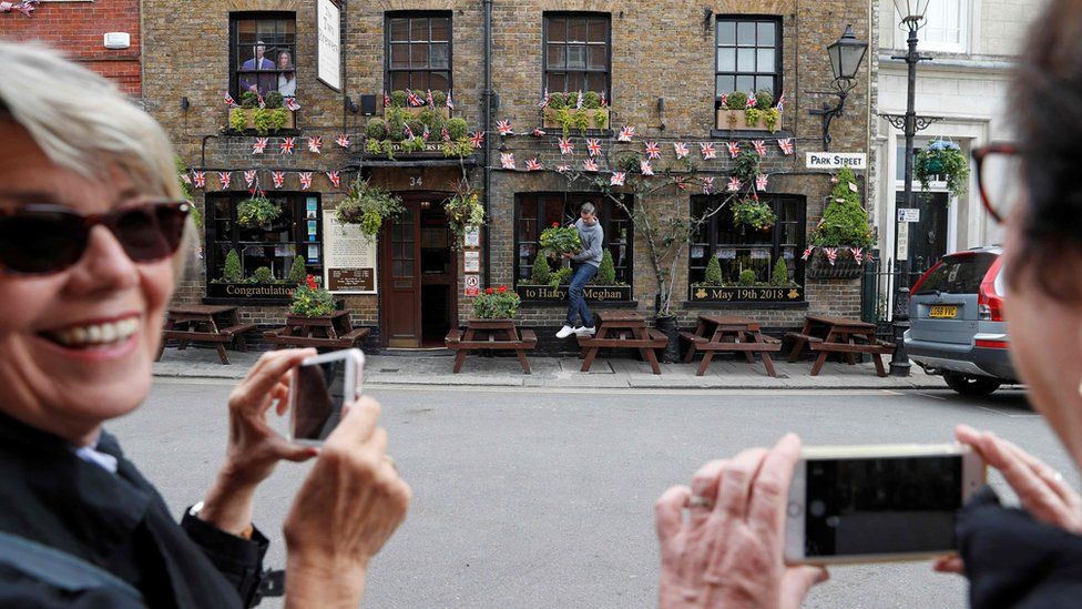 Thị trấn Windsor - nơi diễn ra hôn lễ của Hoàng tử Harry và nữ diễn viên người Mỹ Meghan - tràn ngập cờ hoa. Ảnh: AFP
