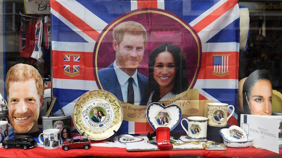 Đồ lưu niệm in hình Hoàng tử Harry và cô dâu Meghan được bán khắp nơi. Ảnh: AFP