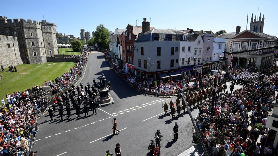 Hơn 250 thành viên lực lượng vũ trang tham gia lễ diễu hành hộ tống xe ngựa chở cô dâu, chú rể đi dọc thị trấn. Ảnh: Reuters