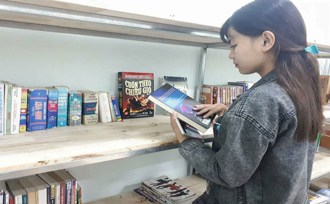 Nguyễn Thị Bênh, sinh viên năm 2 Trường Đại học Sư phạm, ĐH Đà Nẵng lựa chọn tủ sách của ký túc xá là điểm đến để học tập và nghiên cứu. Ảnh: QUỲNH HOA