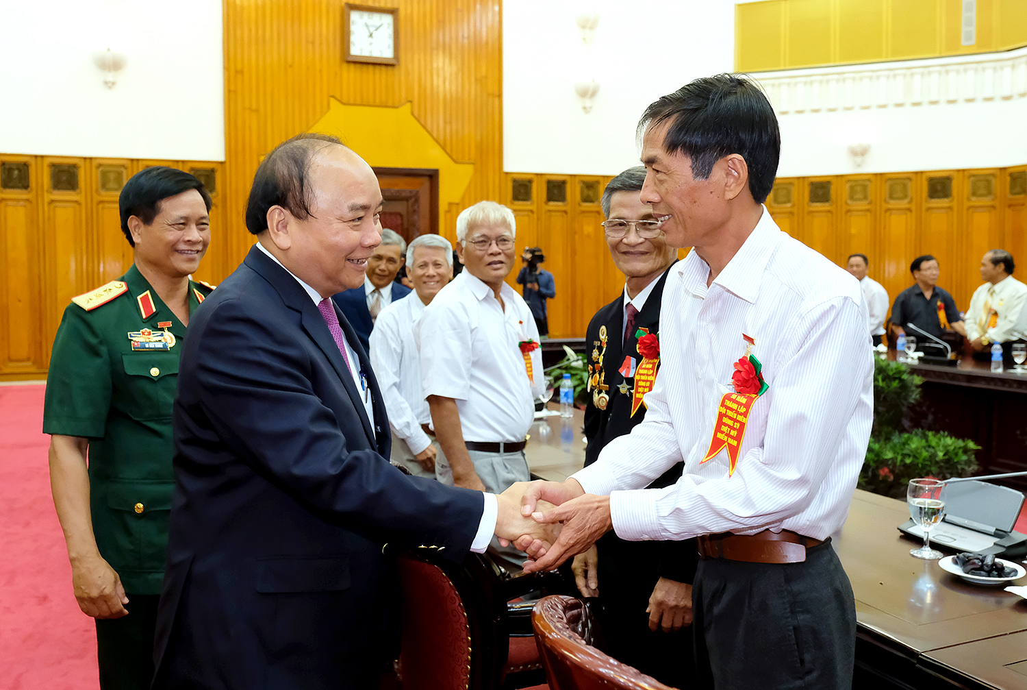Thủ tướng Nguyễn Xuân Phúc thăm hỏi các Dũng sĩ diệt Mỹ. Ảnh: VGP