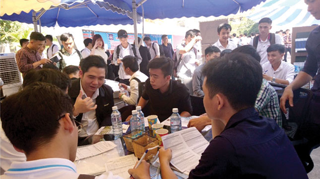 Sinh viên đăng ký phỏng vấn tại khu vực tuyển dụng của Công ty CP Ô-tô Trường Hải.