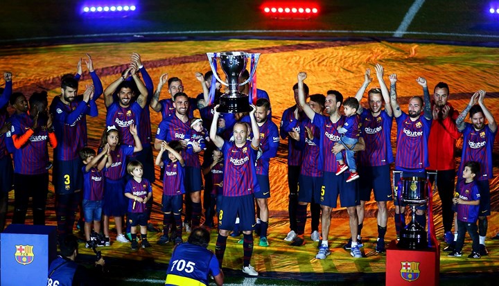 Sau trận đấu hạ màn với Real Sociedad, Barca đã nâng cao chiếc cúp vô địch La Liga.