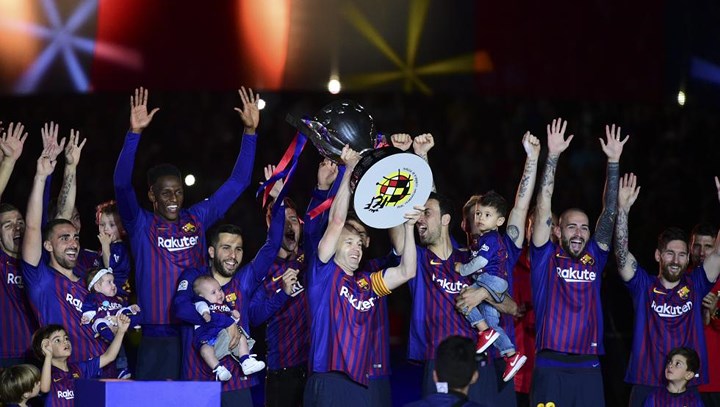   Dù vô địch La Liga sớm 4 trận nhưng đội bóng xứ Catalan đã đợi tới vòng đấu hạ màn mới tổ chức lễ nâng cúp.