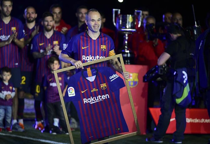 Màn chia tay Andres Iniesta mới là sự kiện được chú ý nhất trong ngày Barca nâng cúp vô địch La Liga.