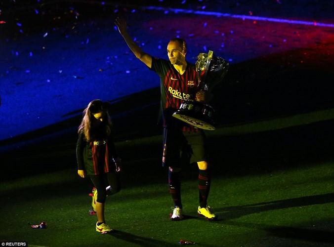 Andres Iniesta vẫy chào CĐV Barca với chiếc cúp vô địch La Liga trên tay.