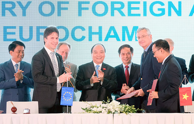 Thủ tướng Nguyễn Xuân Phúc (thứ 3, từ trái) chứng kiến lễ ký kết hợp tác giữa Bộ Ngoại giao và EuroCham  Ảnh: VGP