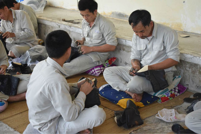Học viên Cơ sở Xã hội Bầu Bàng đang học nghề làm giày.