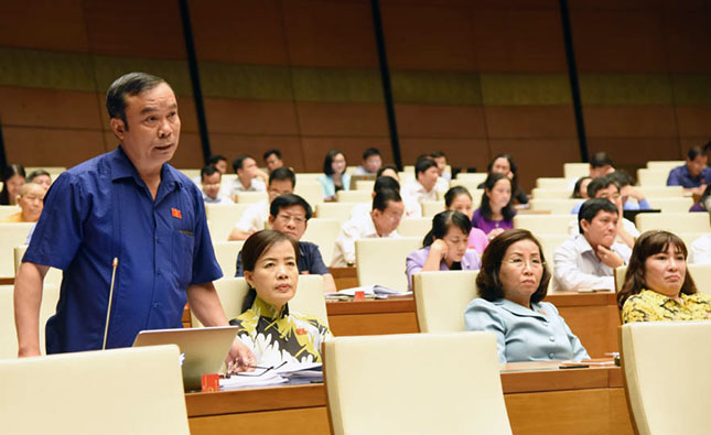 Đại biểu Quốc hội thành phố Đà Nẵng Nguyễn Bá Sơn phát biểu tại hội trường sáng 29-5.  					                    Ảnh: HỮU HOA 