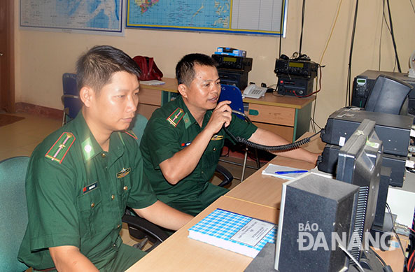 Cán bộ thông tin Trạm thông tin liên lạc biển Đồn Biên phòng Phú Lộc tiếp nhận thông tin từ các tàu của ngư dân.