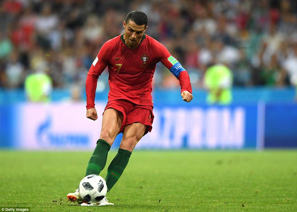 C. Ronaldo lập nhiều kỷ lục mới sau hattrick vào lưới Tây Ban Nha