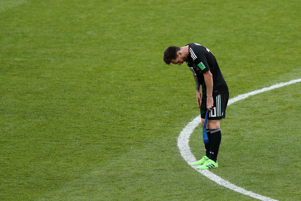 Messi cúi đầu xin lỗi cổ động viên sau trận hòa với Iceland