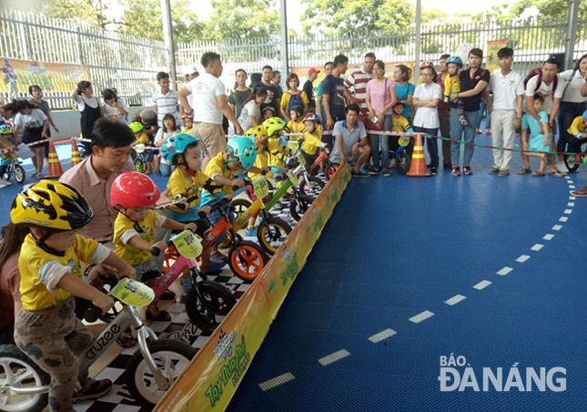 Trào lưu trẻ chơi xe thăng bằng ở Đà Nẵng