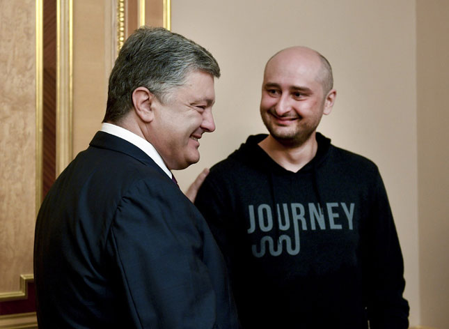 Arkadiya Babchenko (phải) xuất hiện trong cuộc họp báo cùng Tổng thống Ukraine Petro Poroshenko.  Ảnh: Reuters