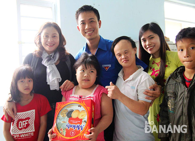 Đoàn viên thanh niên thường xuyên có mặt, giúp đỡ trẻ em tại Trung tâm Bảo trợ nạn nhân chất độc da cam/dioxin và trẻ em bất hạnh cơ sở 3 tại xã Hòa Nhơn. Ảnh: H.L