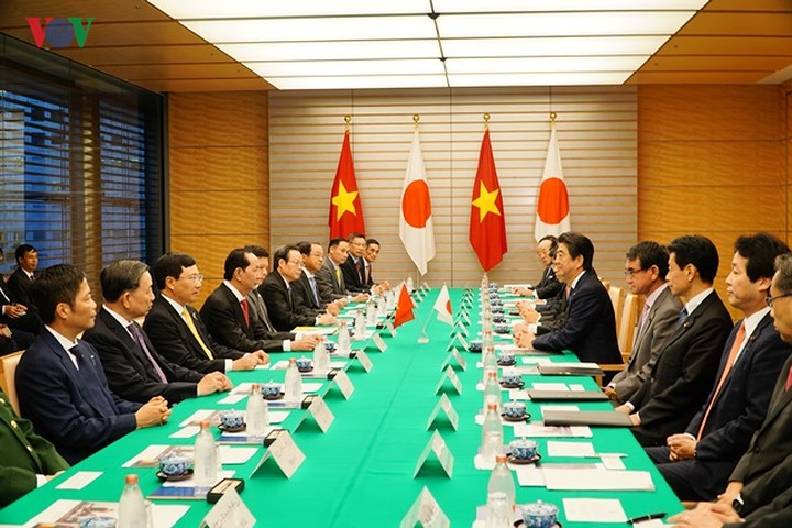 Thủ tướng Shinzo Abe khẳng định sẽ tiếp tục hỗ trợ Việt Nam phát triển kinh tế - xã hội thông qua nguồn viện trợ phát triển cũng như thúc đẩy hợp tác các dự án cơ sở hạ tầng chất lượng cao, cam kết cung cấp thêm khoản viện trợ phát triển ODA cho Việt Nam trị giá 16 tỷ Yên, tương đương 142 triệu USD cho dự án nâng cao năng lực đào tạo nghề.