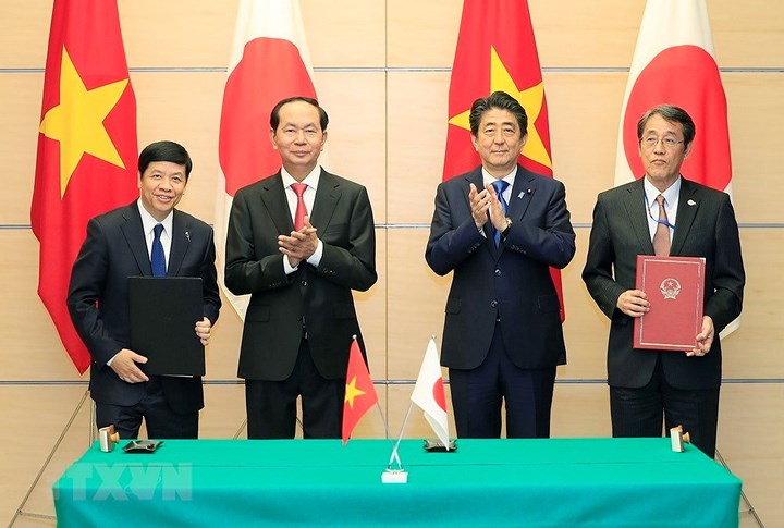 Sau hội đàm, Chủ tịch nước Trần Đại Quang và Thủ tướng Shinzo Abe đã chứng kiến các Bộ ngành và cơ quan hai nước trao đổi 4 văn kiện ký kết. (Ảnh: TTXVN)