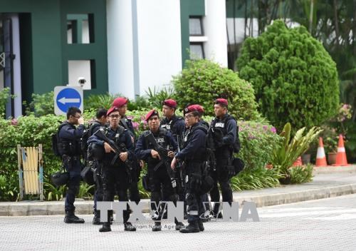 Cảnh sát Singapore gác tại khu vực gần khách sạn Shangri-La. (Nguồn: AFP/TTXVN)