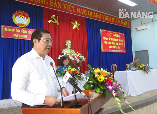 Chủ tịch UBND thành phố Huỳnh Đức Thơ giải đáp các ý kiến của cử tri quận Thanh Khê. Ảnh: D.Minh 