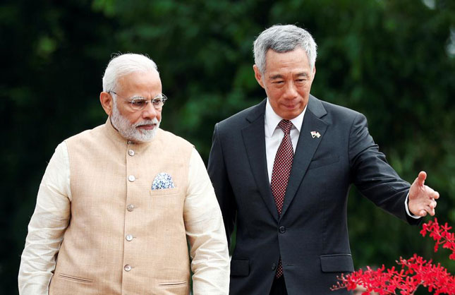 Thủ tướng Singapore Lý Hiển Long (phải) chào đón Thủ tướng Ấn Độ Narendra Modi đến Singapore tham dự Đối thoại Shangri-La. Ảnh: Reuters