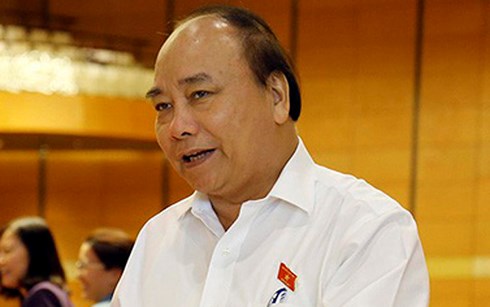 Thủ tướng Nguyễn Xuân Phúc bên hành lang Quốc hội (Ảnh: Dân trí)