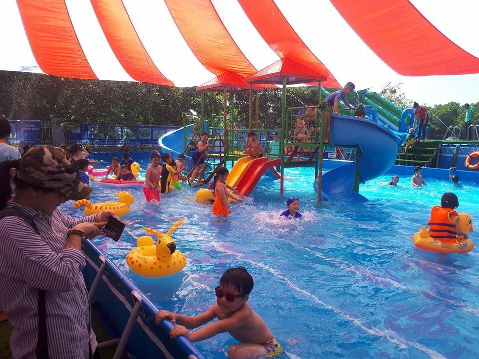 Công viên nước mini là nơi giúp các cháu thỏa thích vui chơi trong những ngày hè nóng bức.