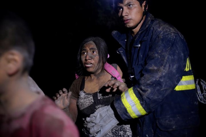 Nhà chức trách Guatemala đã huy động 1.200 nhân viên cứu hộ để cấp cứu những người bị thương và sơ tán người dân.