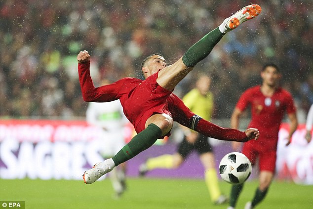 C. Ronaldo chơi đầy năng nổ trong trận thứ 150 khoác áo đội tuyển Bồ Đào Nha.