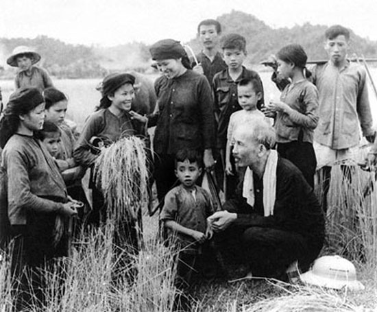 Bác Hồ thăm và nói chuyện với bà con nông dân xã viên hợp tác xã Hùng Sơn, huyện Đại Từ, tỉnh Thái Nguyên, năm 1954. (Ảnh tư liệu TTXVN) 
