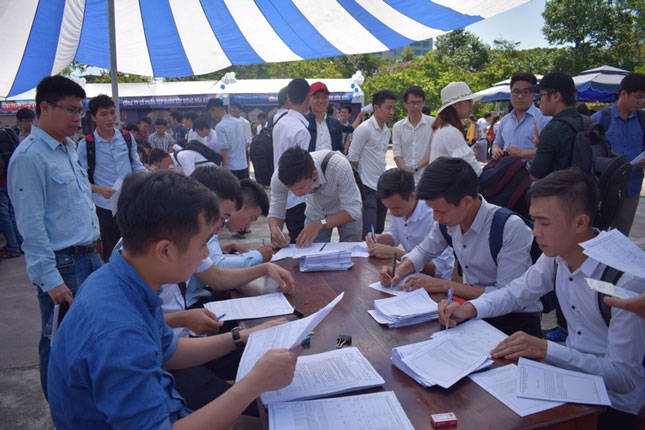 Đại học Đà Nẵng mỗi năm cung cấp cho thị trường lao động một nguồn nhân lực dồi dào, được đào tạo bài bản. Trong ảnh: Ngày hội việc làm do Trường ĐH Bách khoa tổ chức cuối tháng 5-2018.  (Ảnh Trường ĐH Bách khoa cung cấp) 