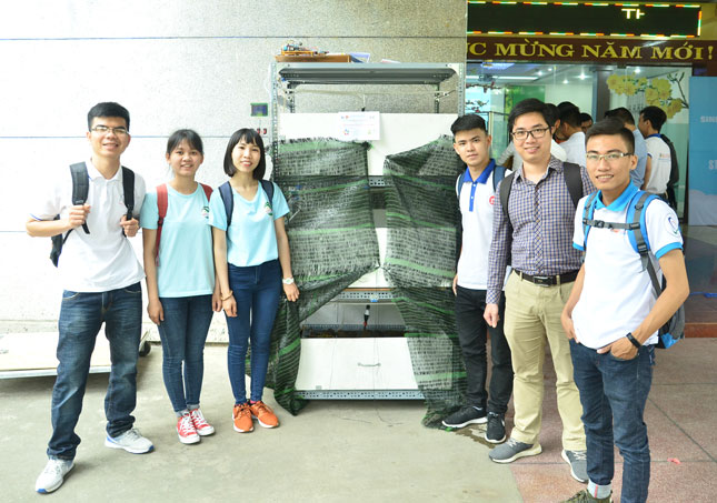 Nhóm SV sáng chế và giảng viên hướng dẫn - TS Lê Hoài Nam (thứ 2 từ phải sang) bên mô hình nuôi trùn quế tự động được đánh giá có tính thực tế cao. (Ảnh nhân vật cung cấp)