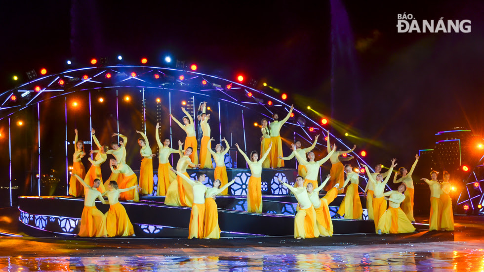 The world renown hit ‘Girl on Fire’ by professional singer Uyen Linh, with the support of Ukrainian dancers inspiring the revellers eagerly to swing to the rhythm of bustling music