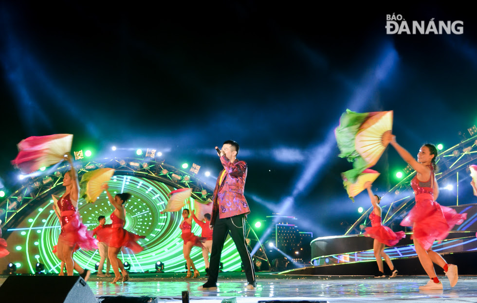 Singer Mai Tien Dung made his mark on the night with the song ‘Goi Ten Ngay Moi’ (Calling the New Day)