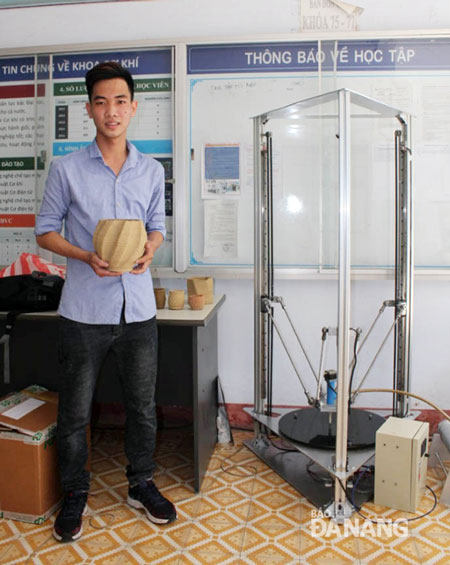 Nguyễn Thành Đô bên chiếc máy in gốm 3D do các sinh viên tự thiết kế.