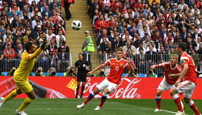 Yuri Gazinsky (áo đỏ, giữa) trở thành cầu thủ đầu tiên ghi bàn tại World Cup 2018 với bàn thắng mở tỷ số vào lưới thủ môn Abdullah Al Muaiouf (áo vàng, Saudi Arabia).
