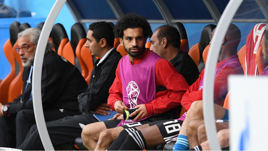Việc Salah (thứ 2, phải sang) phải ngồi trên băng ghế dự bị khiến Ai Cập không thể tạo được sự cân bằng trong lối chơi trước Uruguay. Ảnh: FIFA