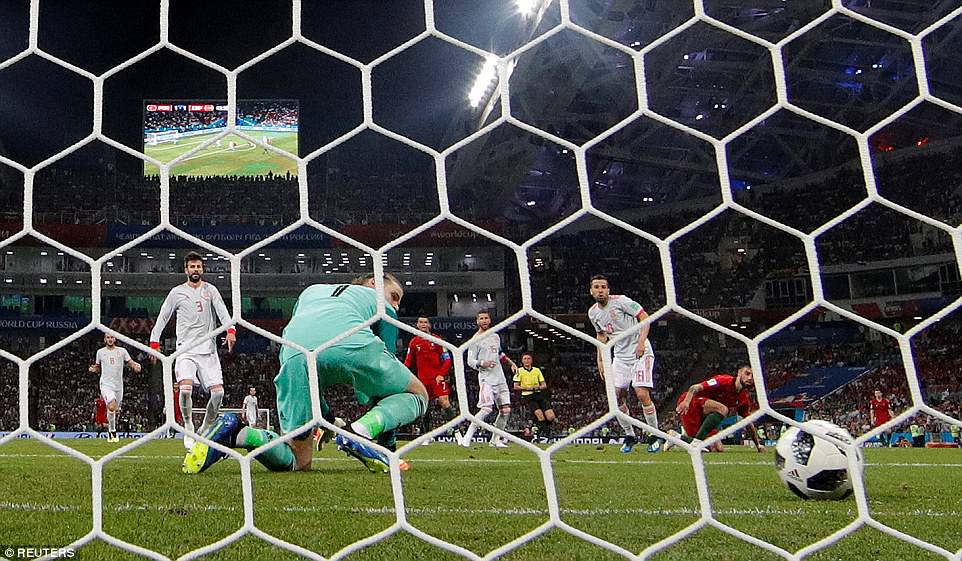 Sai lầm của David De Gea đã giúp CR7 có được bàn thắng thứ hai trong trận đấu, qua đó nâng tỉ số lên 2-1 cho Bồ Đào Nha ở phút 