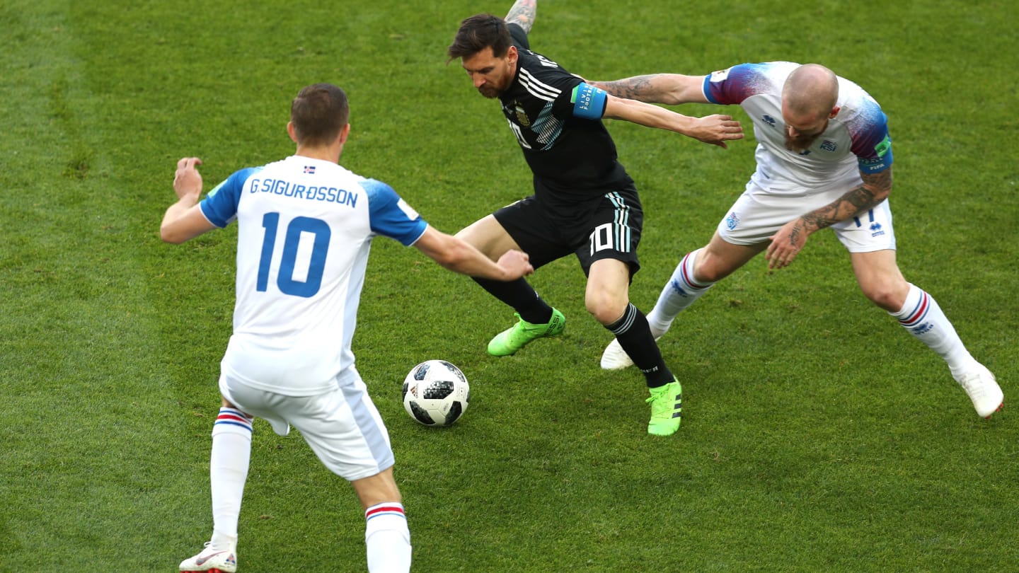 Sự lệ thuộc quá nhiều vào Messi (áo sẫm) khiến Argentina đã khá bất lực trước Iceland (áo trắng). Ảnh: FIFA