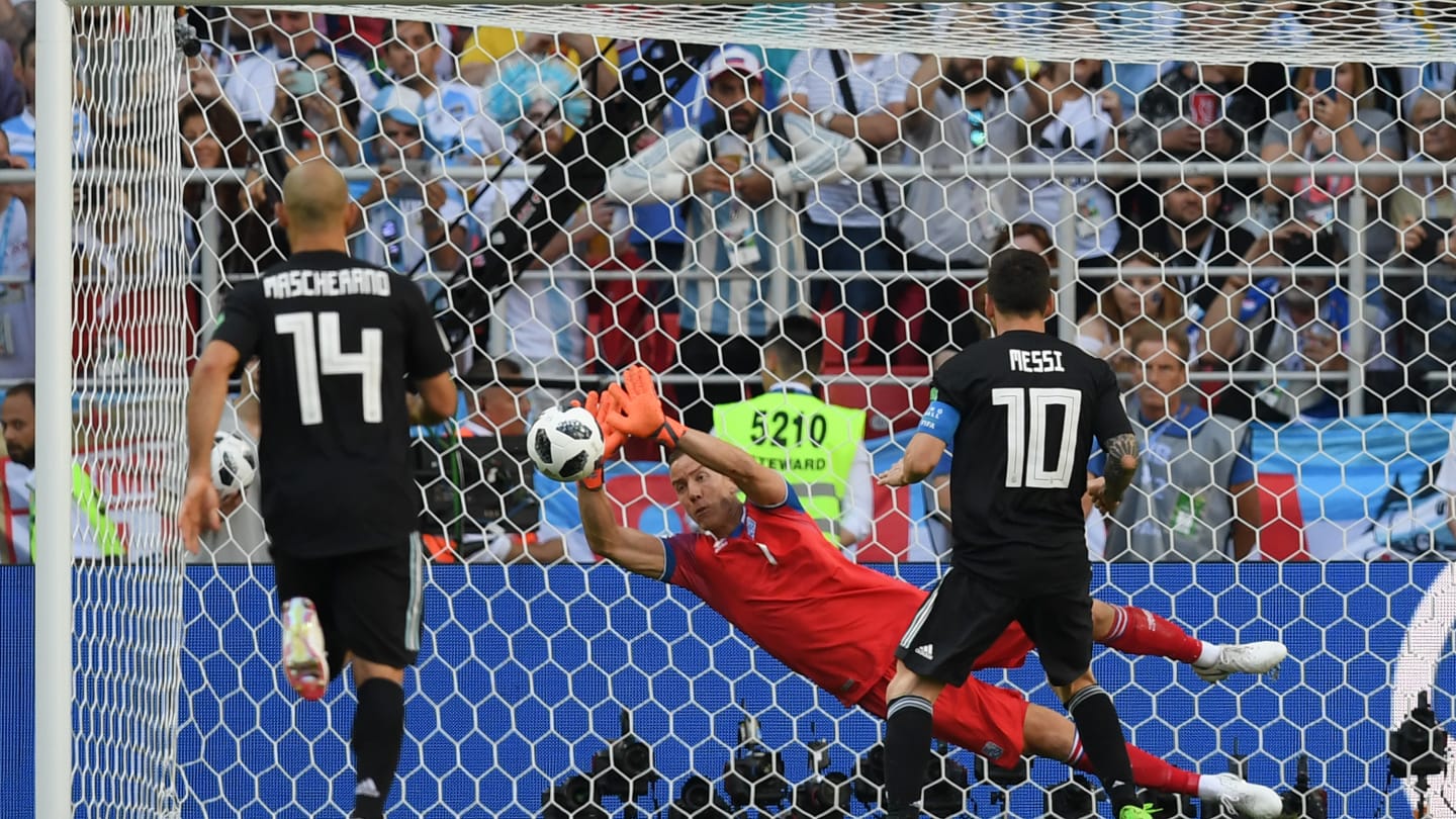 Messi (số 10) đã đánh mất cơ hội đưa Argentina giành chiến thắng khi không đánh bại được thủ môn Halldorsson (áo đỏ) trên chấm phạt đền. Ảnh: REUTERS