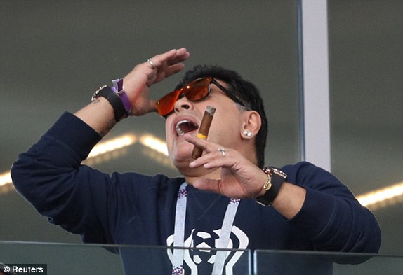 Huyền thoại Diego Maradona đã không giấu được sự thất vọng trước màn trình diễn nhạt nhòa của Argentina. Ảnh: REUTERS