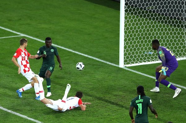 Oghenekaro Etebo (áo xanh, bên trái) đã đá phản lưới nhà khiến Nigeria (áo xanh) gặp rất nhiều khó khăn trước một Croatia (áo trắng - đỏ) nhiều kinh nghiệm. Ảnh: Dailypost