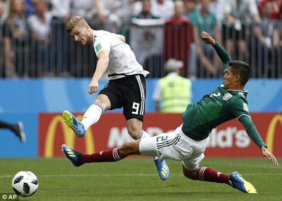 Với sức mạnh của nhà đương kim vô địch World Cup 2010, các cầu thủ Đức nhanh chóng đẩy nhanh sức ép sau tiếng còi khai cuộc.