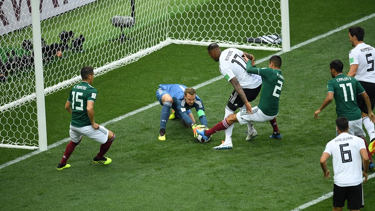 Không hề sợ hãi, Mexico (áo xanh) đã có một màn trình diễn sòng phẳng trước đương kim vô địch Đức (áo trắng). Ảnh: Dailymail