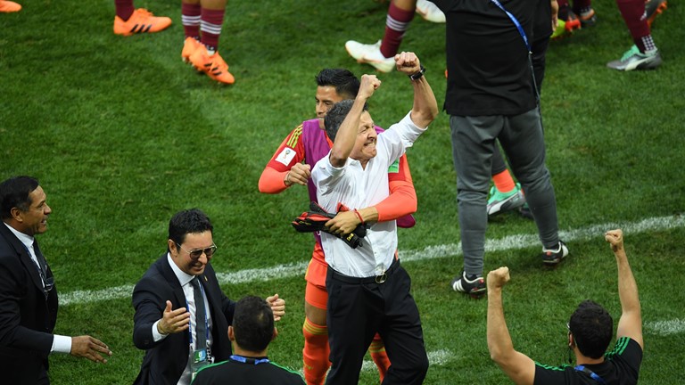Niềm vui của HLV Osoriao (áo trắng) sau trận thắng lịch sử của Mexico trước Đức. Ảnh: REUTERS