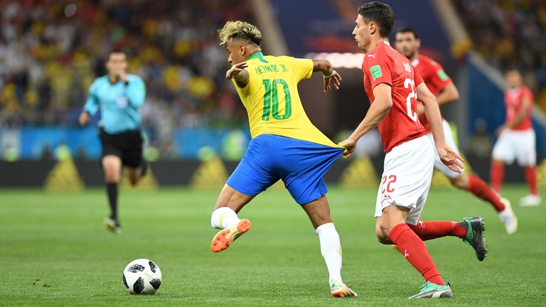 Các cầu thủ Thụy Sĩ (áo đỏ) không ngần ngại phạm lỗi để ngăn cản Neymar (áo vàng) cũng như các mũi tấn công của Brazil ở trận đấu vừa qua. Ảnh: FIFA