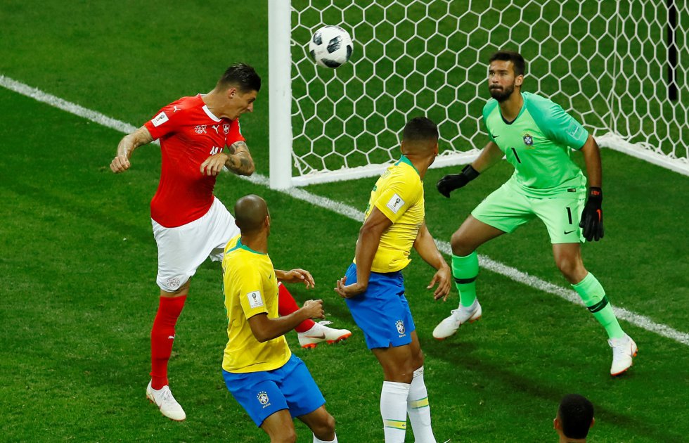 Bàn thắng của Zuber (áo đỏ), giúp Thụy Sĩ quân bình tỷ số 1-1, là cái giá mà Brazil phải trả vì sự kiêu ngạo của chính mình. Ảnh: Elpais