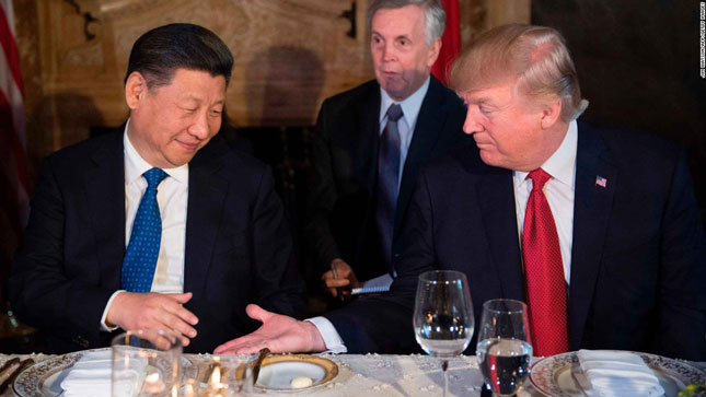 Trung Quốc cáo buộc Mỹ đã châm ngòi một cuộc chiến tranh thương mại thực sự giữa hai nước. Trong ảnh: Chủ tịch Trung Quốc Tập Cận Bình (trái) và Tổng thống Mỹ Donald Trump tại một cuộc gặp. Ảnh: AP	