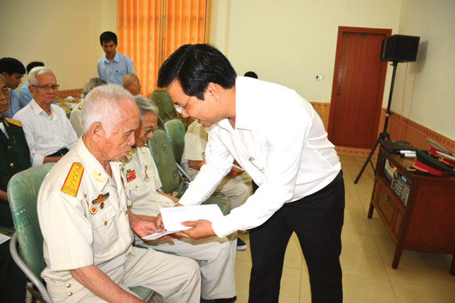 Đại diện lãnh đạo quận Hải Châu tặng quà cho cựu chiến binh Điện Biên Phủ toàn thành phố.