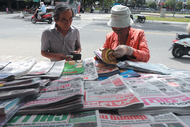 Các sạp báo tại Đà Nẵng hiện còn khá ít. Đó không chỉ là nơi bán báo mà còn góp phần tạo nên nét đẹp văn hóa đọc cho thành phố. Vì thế, tạo điều kiện để duy trì các sạp báo là điều các ngành chức năng cần quan tâm.